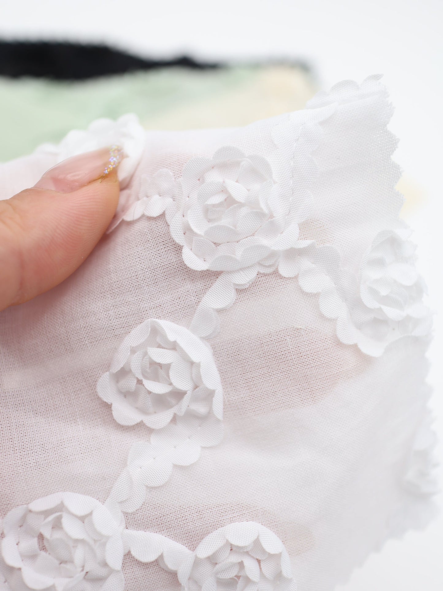 【25AW-018】クロスフラワー柄立体刺繍綿ローン /0.5yあたり=~1180円