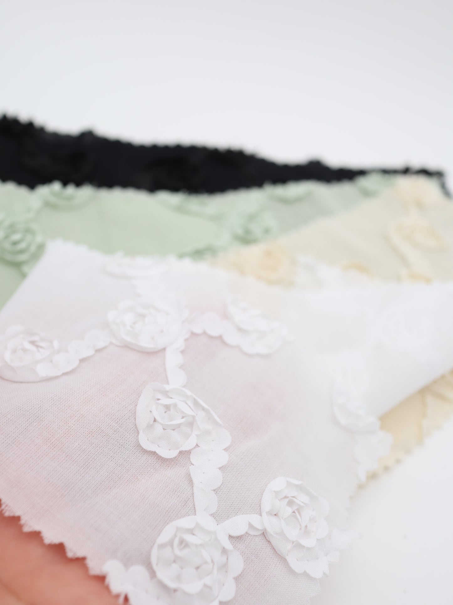 【25AW-018】クロスフラワー柄立体刺繍綿ローン /0.5yあたり=~1180円