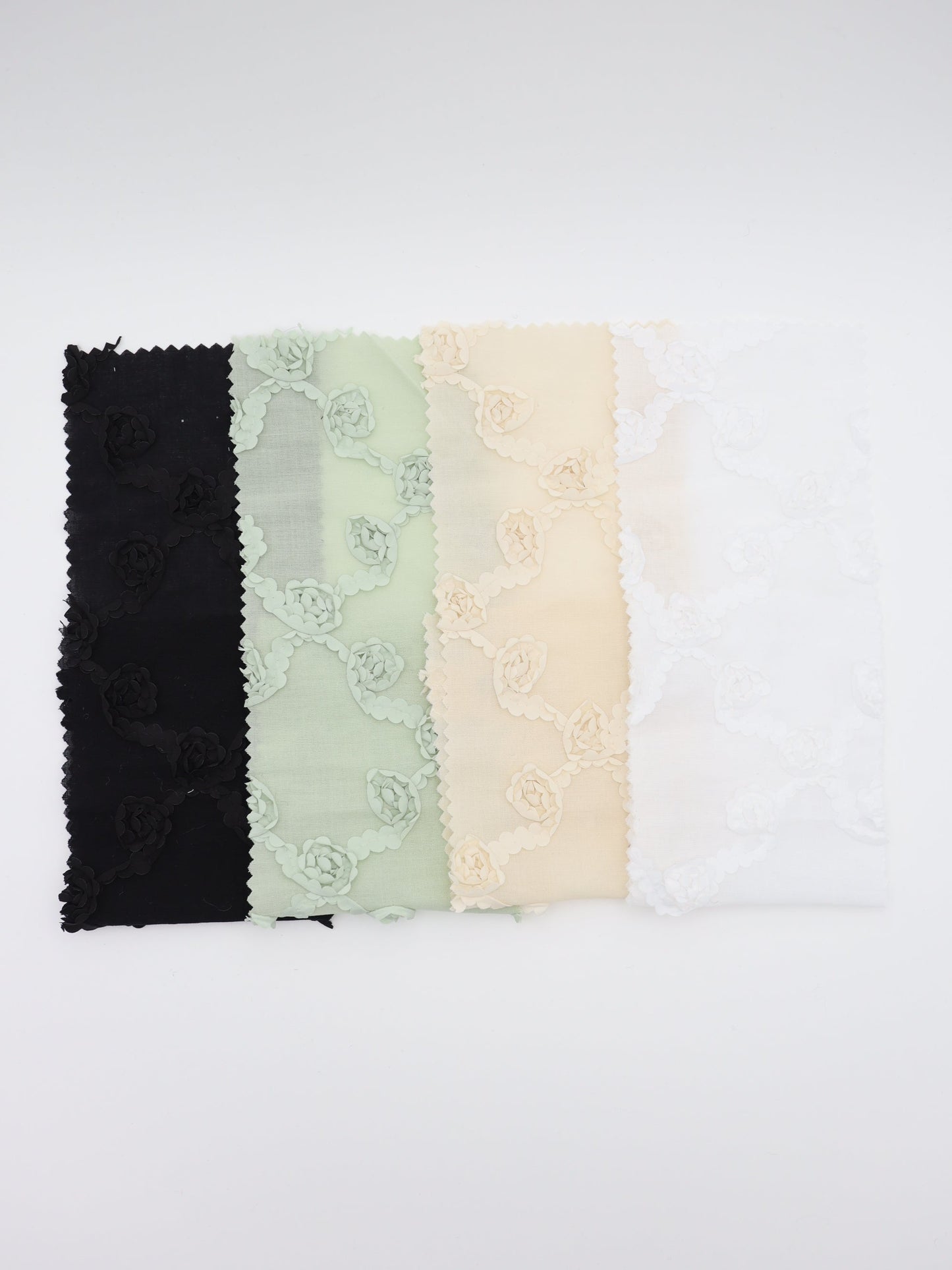 【25AW-018】クロスフラワー柄立体刺繍綿ローン /0.5yあたり=~1180円