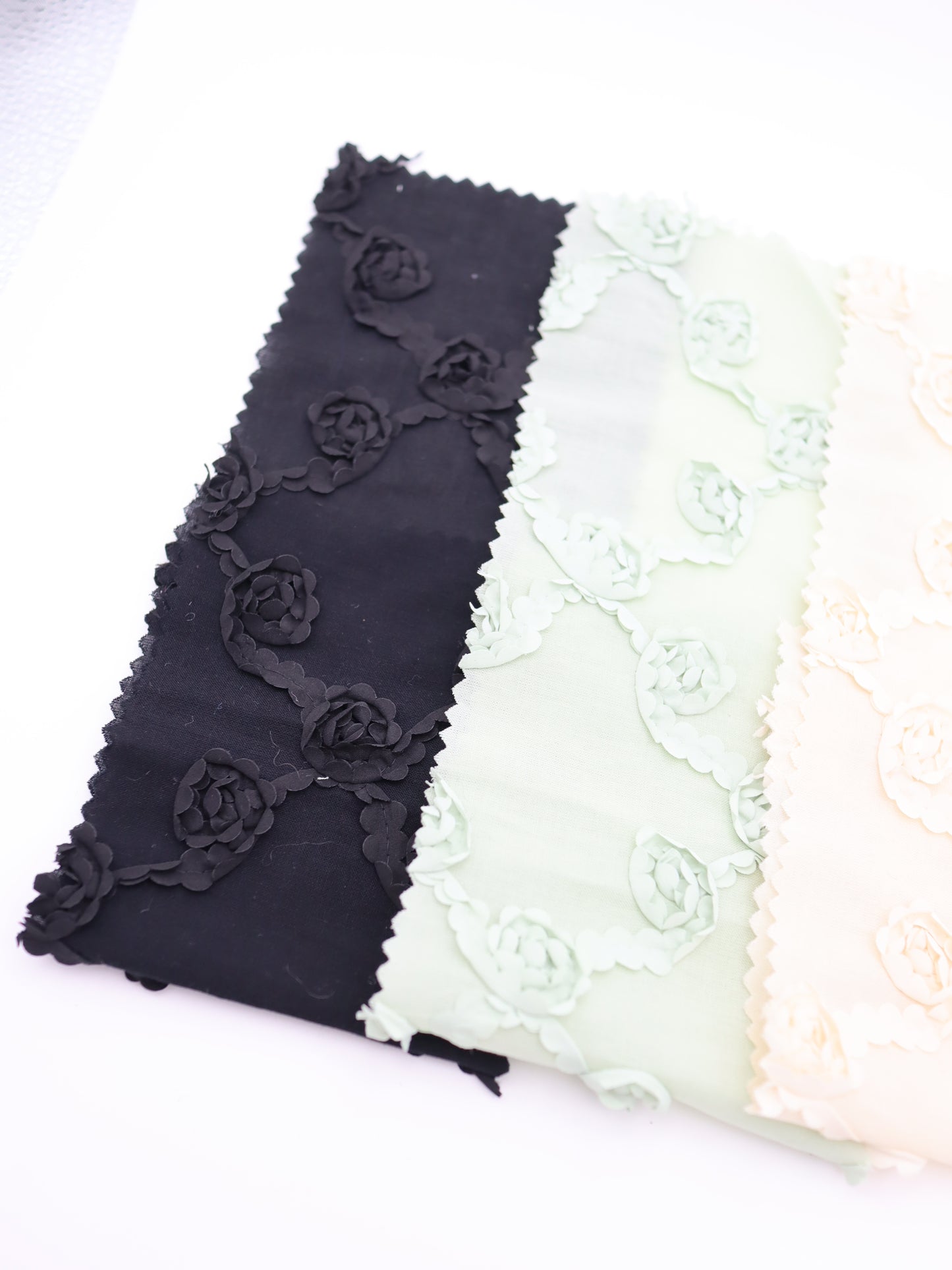 【25AW-018】クロスフラワー柄立体刺繍綿ローン /0.5yあたり=~1180円