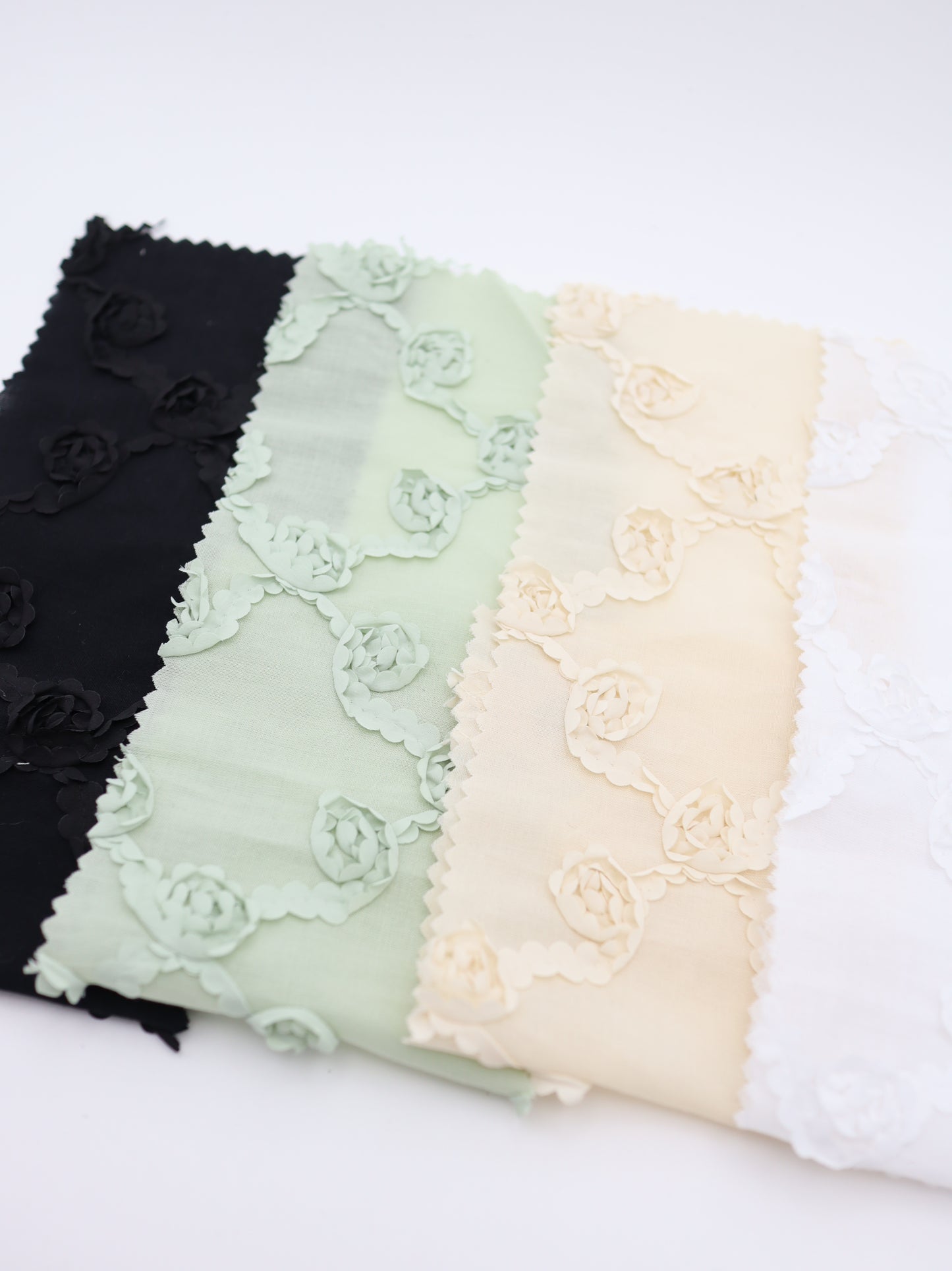 【25AW-018】クロスフラワー柄立体刺繍綿ローン /0.5yあたり=~1180円
