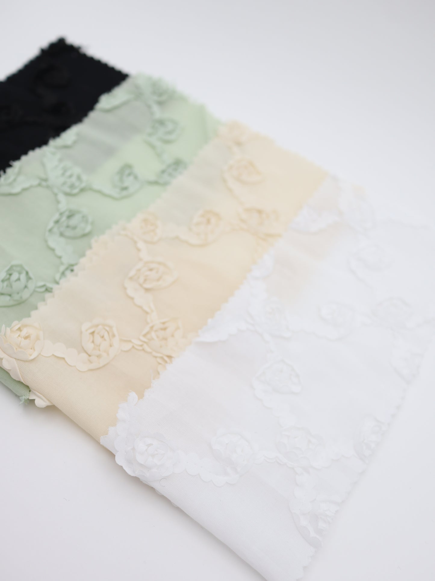 【25AW-018】クロスフラワー柄立体刺繍綿ローン /0.5yあたり=~1180円