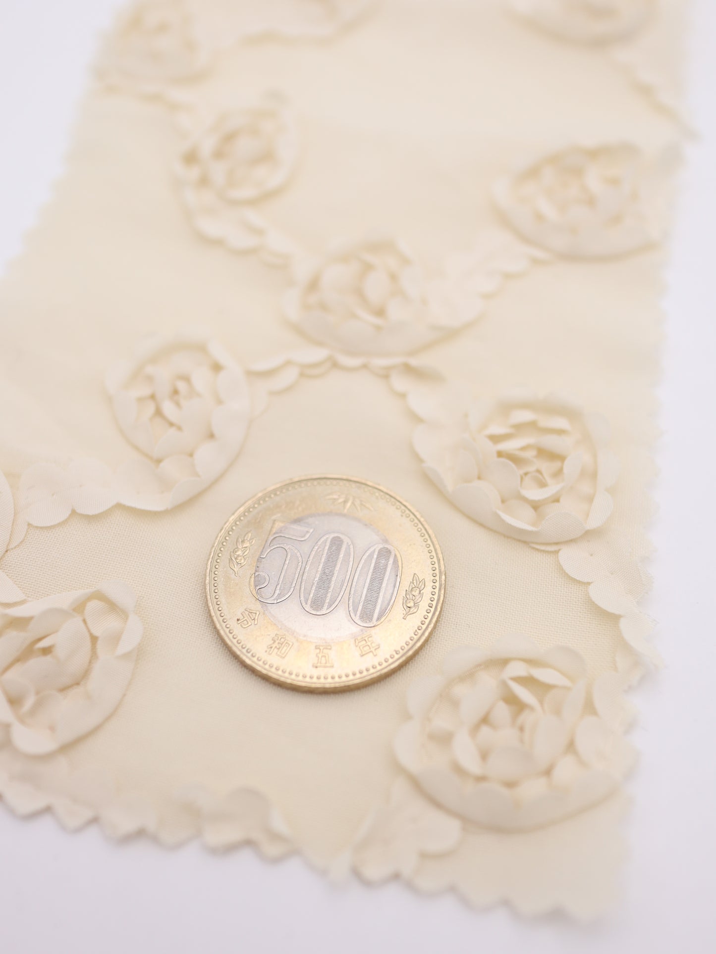 【25AW-018】クロスフラワー柄立体刺繍綿ローン /0.5yあたり=~1180円