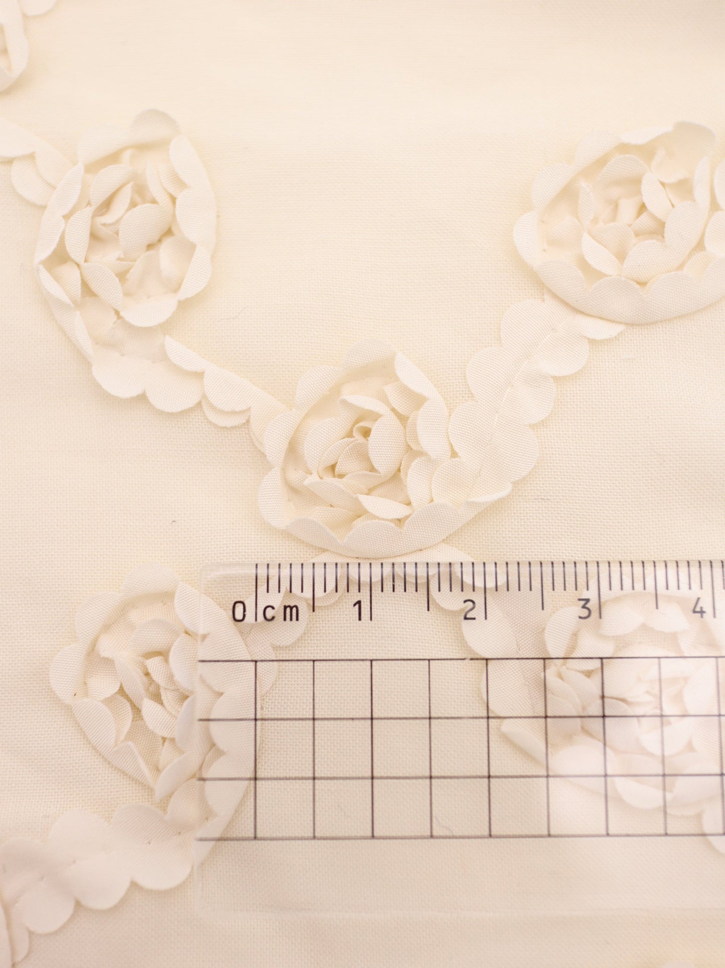 【25AW-018】クロスフラワー柄立体刺繍綿ローン /0.5yあたり=~1180円
