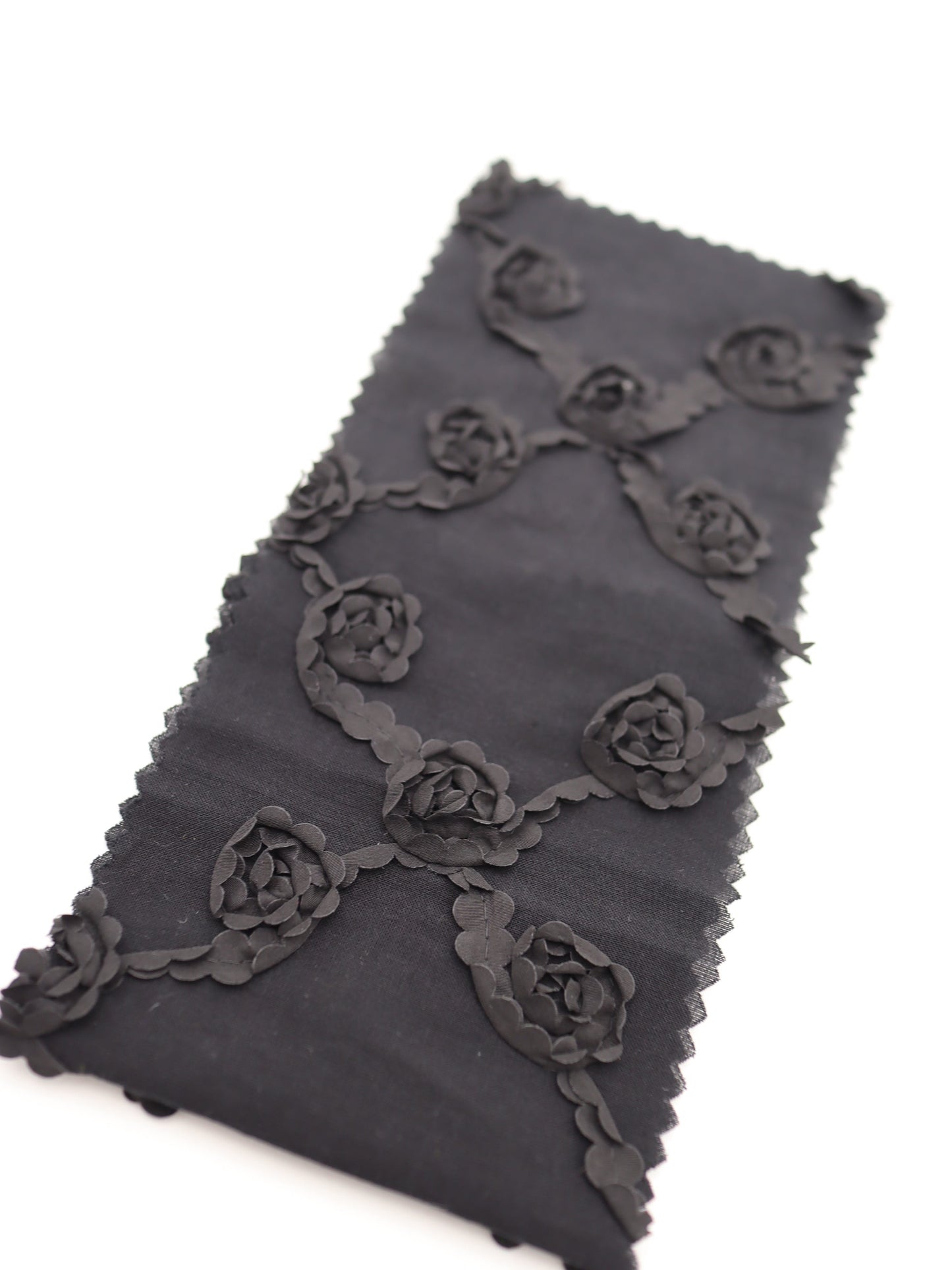 【25AW-018】クロスフラワー柄立体刺繍綿ローン /0.5yあたり=~1180円