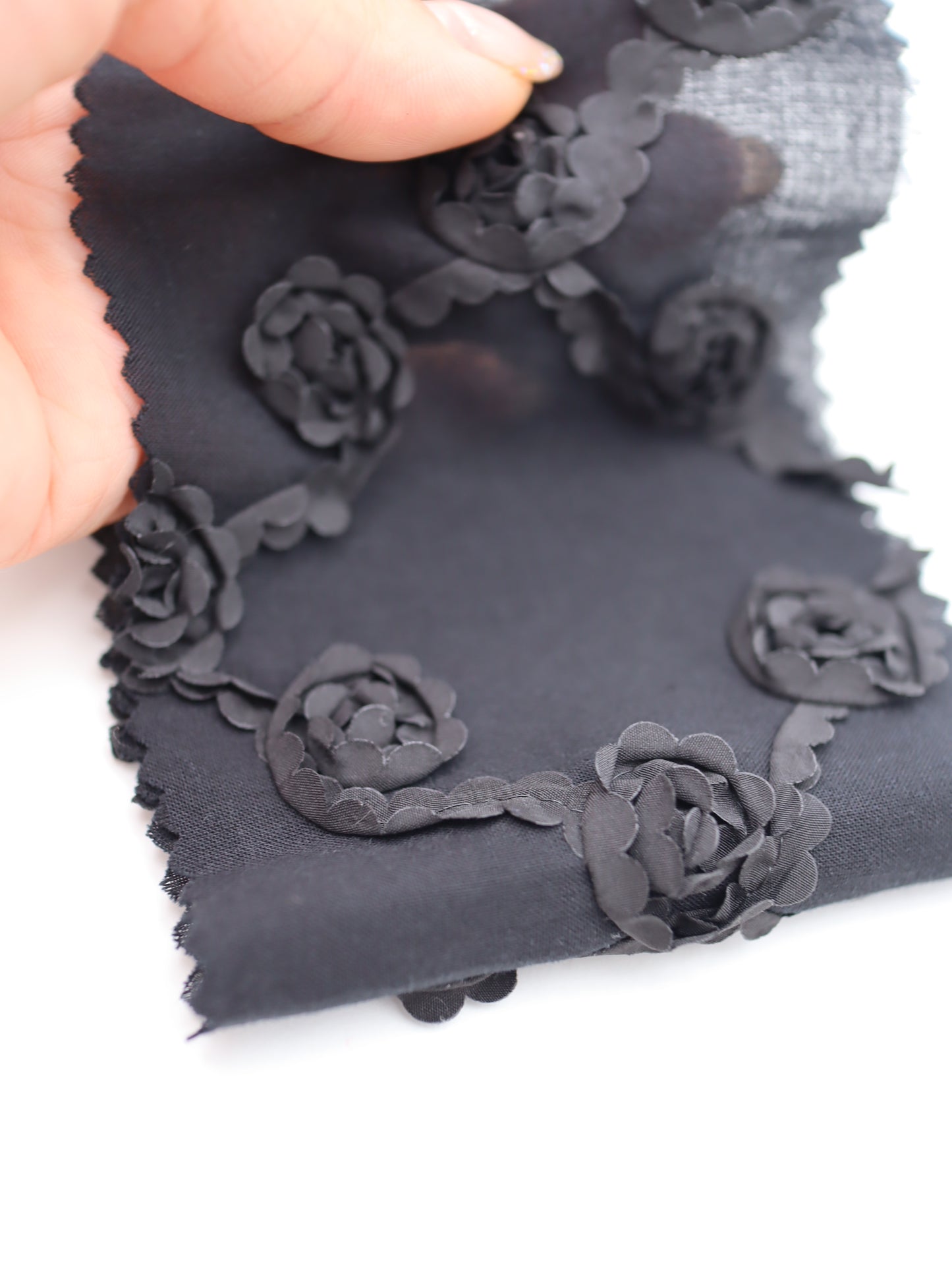 【25AW-018】クロスフラワー柄立体刺繍綿ローン /0.5yあたり=~1180円