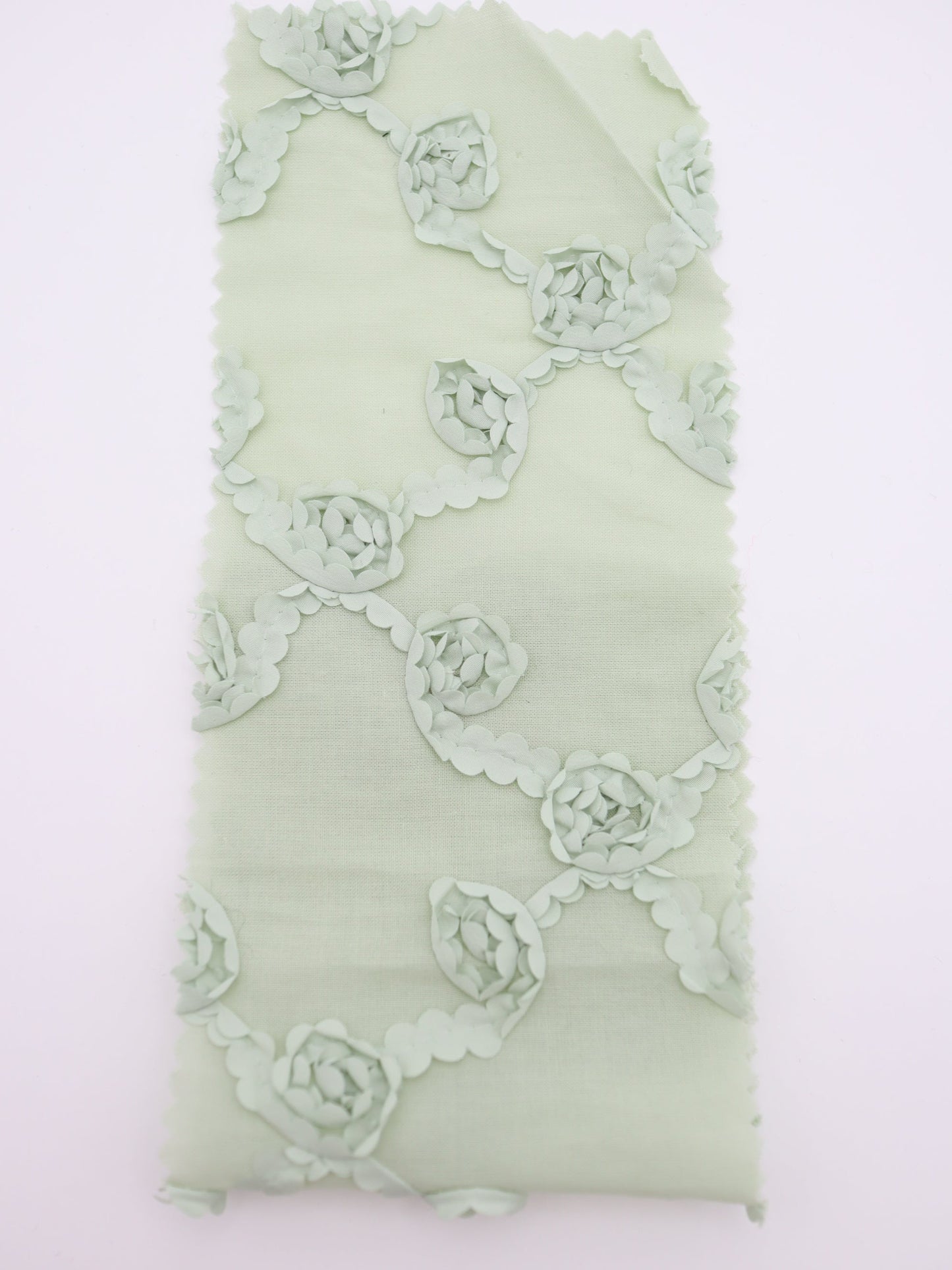 【25AW-018】クロスフラワー柄立体刺繍綿ローン /0.5yあたり=~1180円