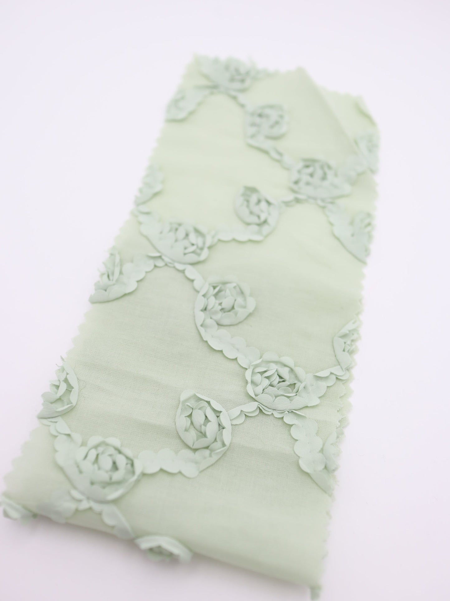 【25AW-018】クロスフラワー柄立体刺繍綿ローン /0.5yあたり=~1180円