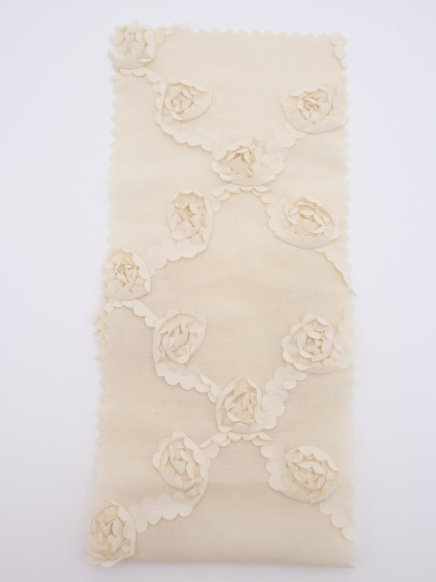 【25AW-018】クロスフラワー柄立体刺繍綿ローン /0.5yあたり=~1180円