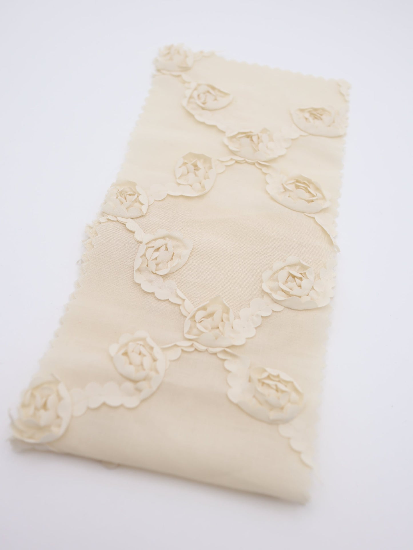 【25AW-018】クロスフラワー柄立体刺繍綿ローン /0.5yあたり=~1180円