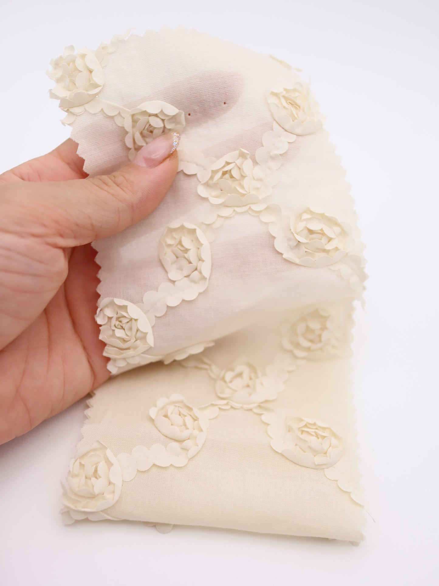 【25AW-018】クロスフラワー柄立体刺繍綿ローン /0.5yあたり=~1180円