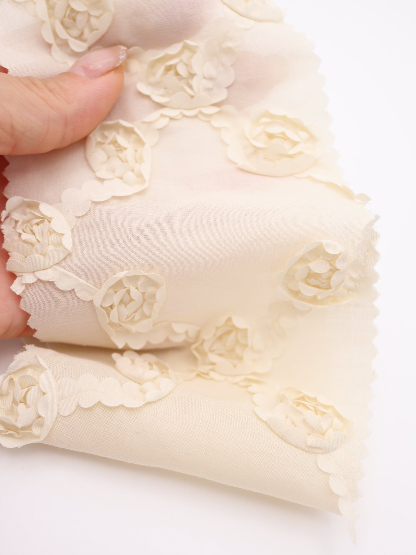 【25AW-018】クロスフラワー柄立体刺繍綿ローン /0.5yあたり=~1180円