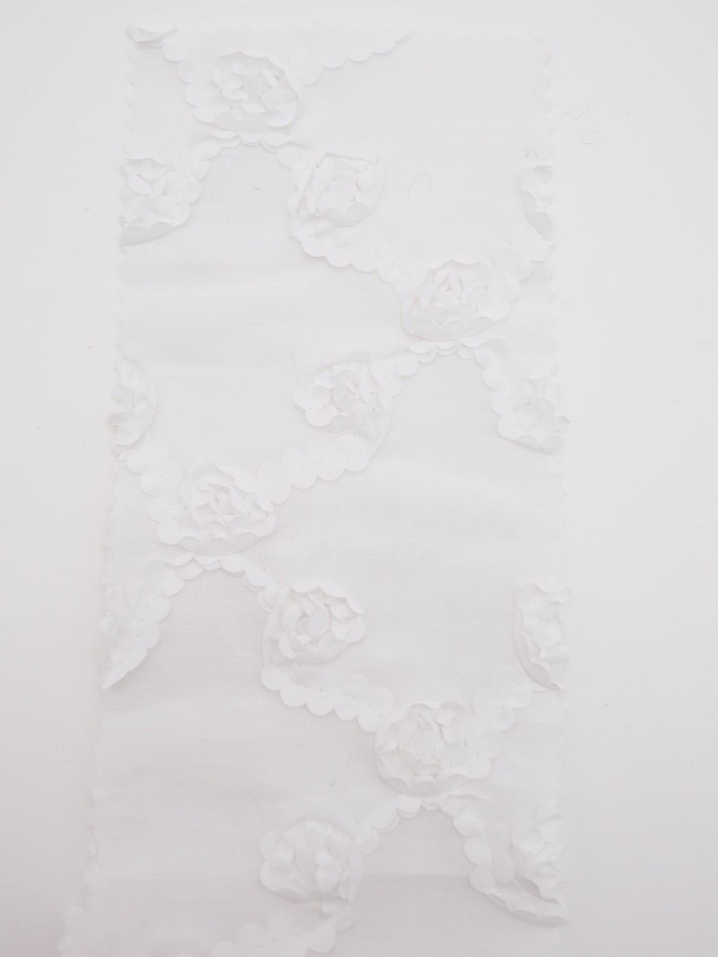 【25AW-018】クロスフラワー柄立体刺繍綿ローン /0.5yあたり=~1180円