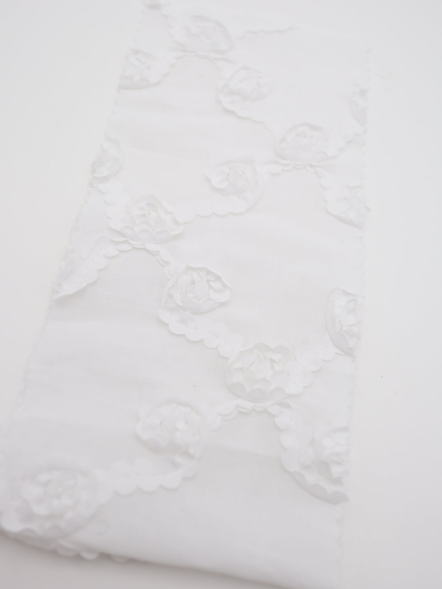【25AW-018】クロスフラワー柄立体刺繍綿ローン /0.5yあたり=~1180円