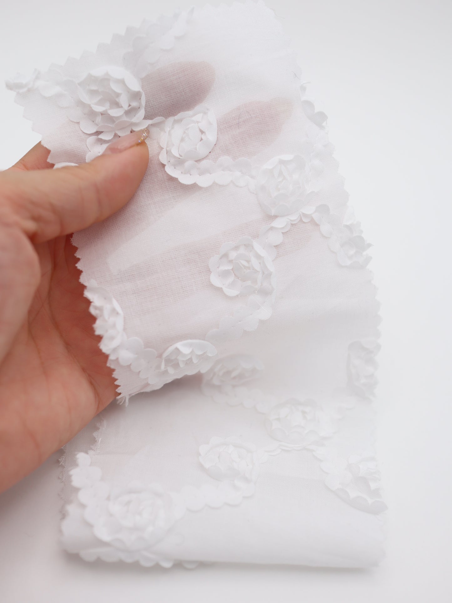 【25AW-018】クロスフラワー柄立体刺繍綿ローン /0.5yあたり=~1180円