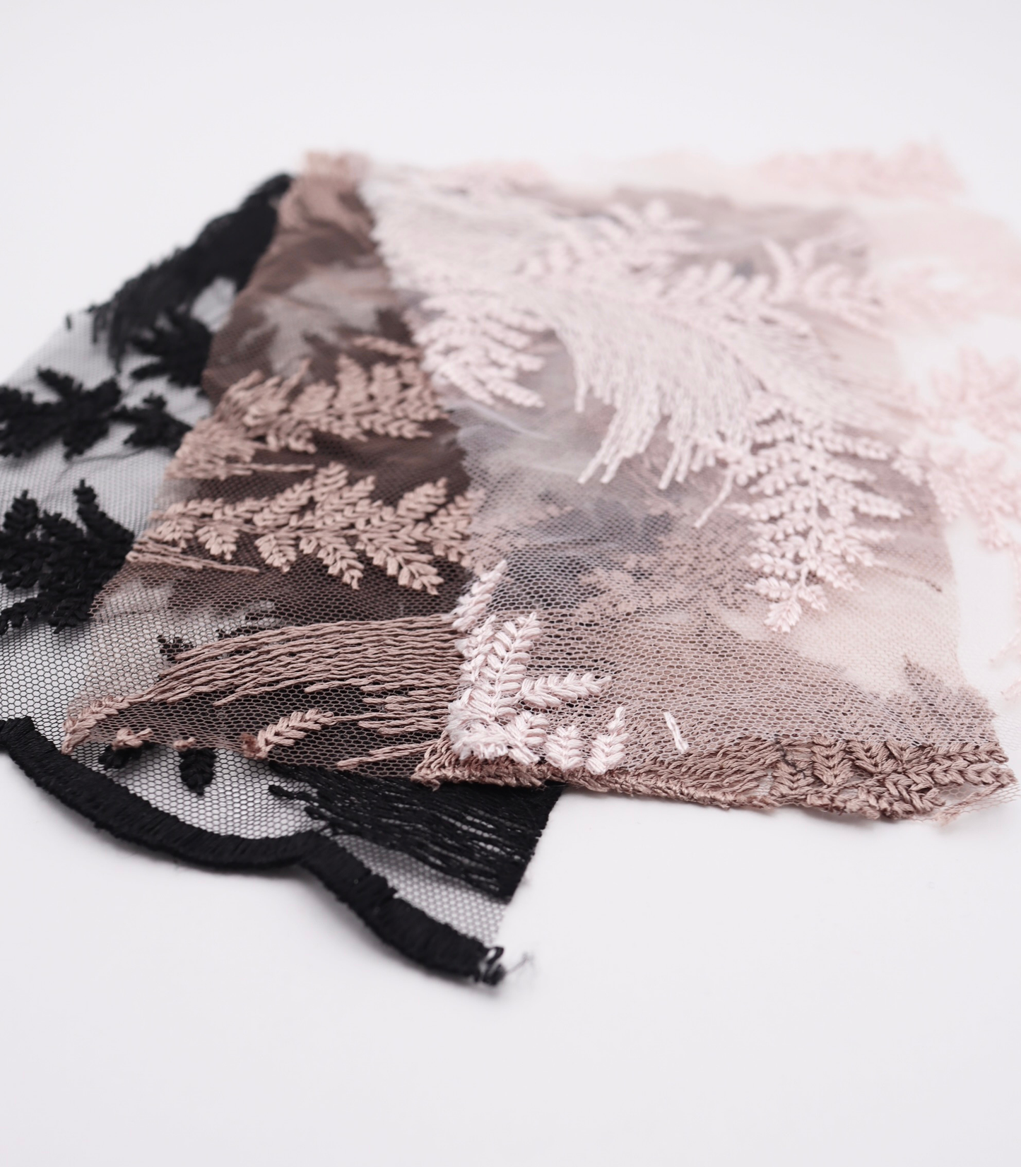 【25SS-385】スカラップ付きリーフ柄刺繍チュールレース　/0.5ｙあたり＝～1435円