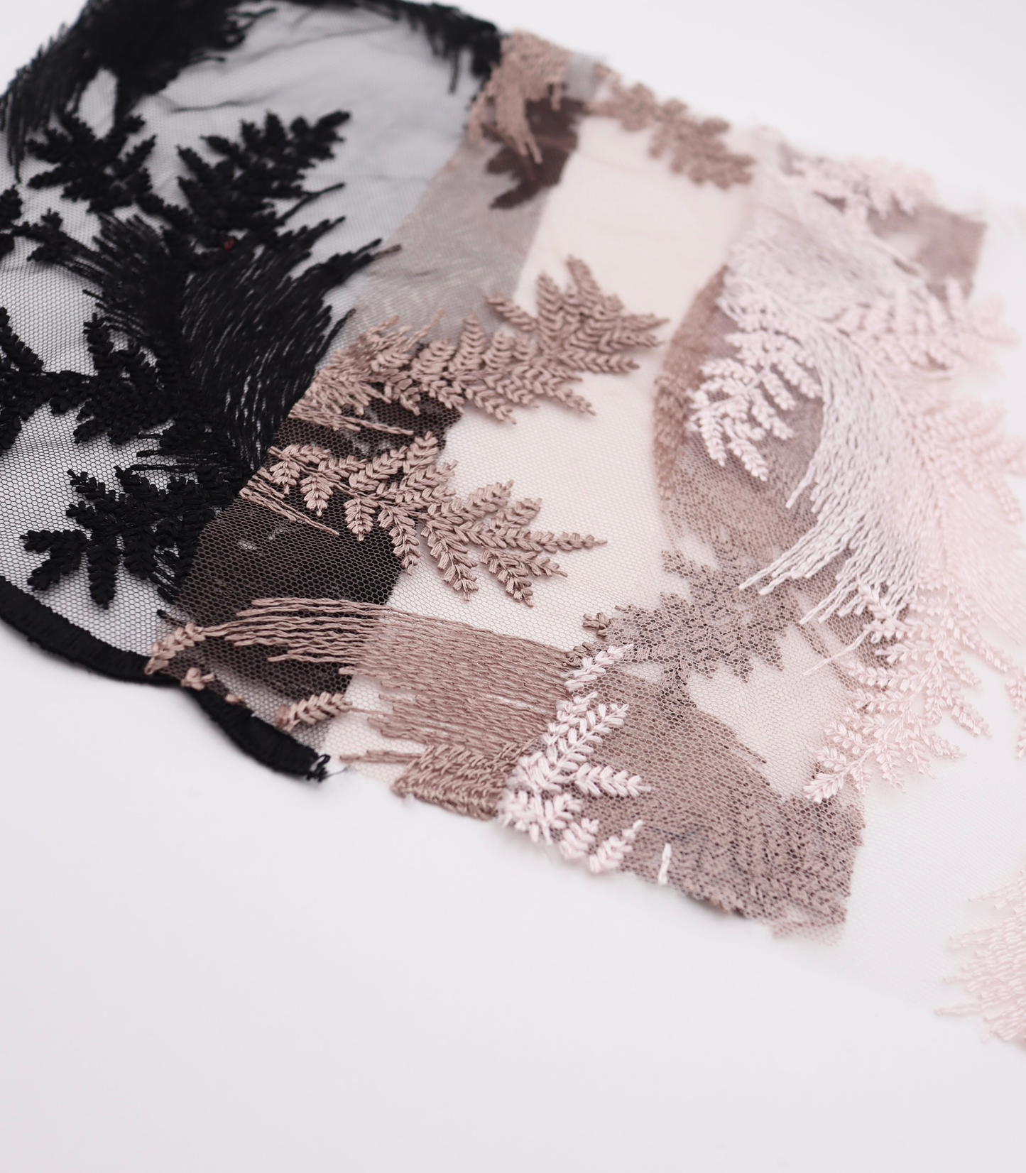 【25SS-385】スカラップ付きリーフ柄刺繍チュールレース　/0.5ｙあたり＝～1435円