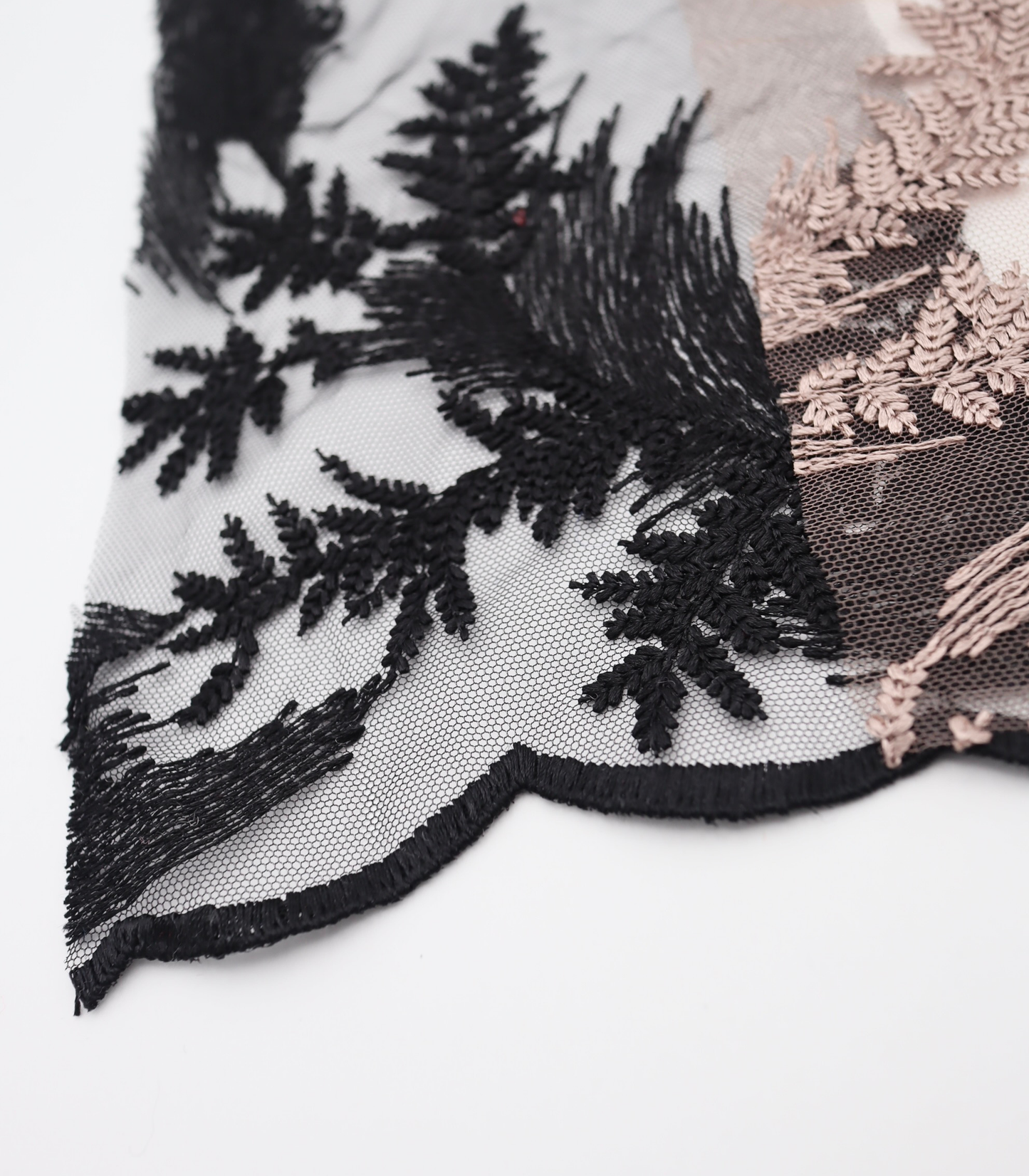 【25SS-385】スカラップ付きリーフ柄刺繍チュールレース　/0.5ｙあたり＝～1435円