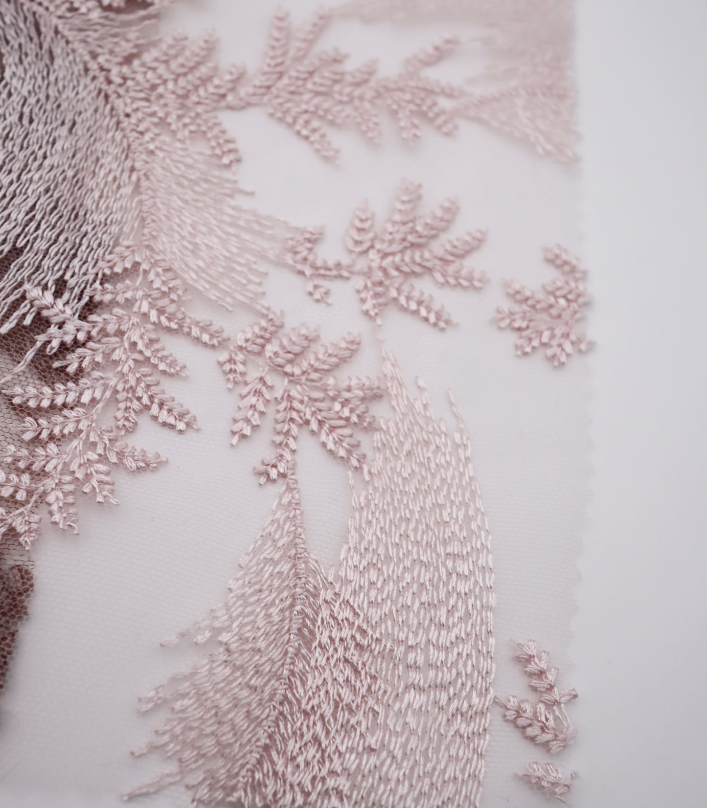 【25SS-385】スカラップ付きリーフ柄刺繍チュールレース　/0.5ｙあたり＝～1435円