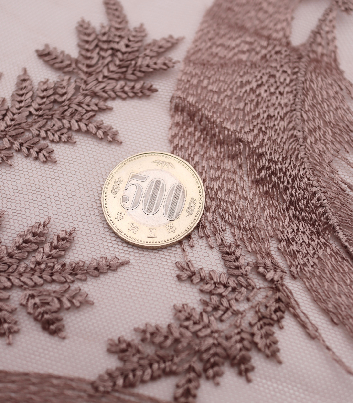 【25SS-385】スカラップ付きリーフ柄刺繍チュールレース　/0.5ｙあたり＝～1435円