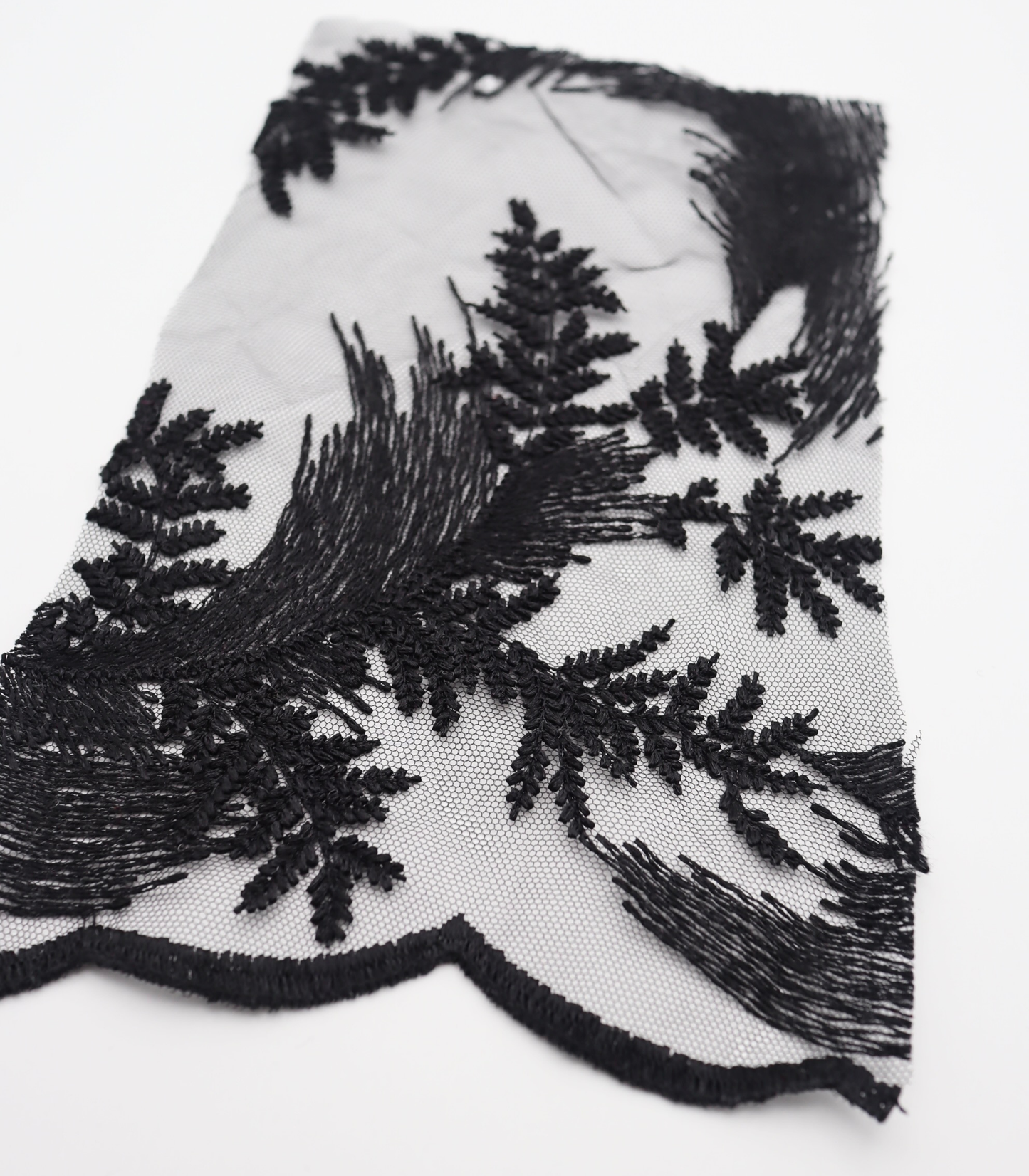 【25SS-385】スカラップ付きリーフ柄刺繍チュールレース　/0.5ｙあたり＝～1435円