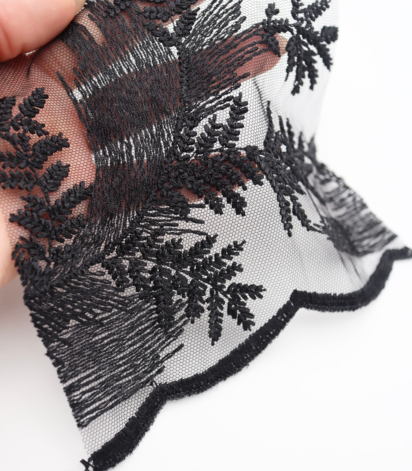 【25SS-385】スカラップ付きリーフ柄刺繍チュールレース　/0.5ｙあたり＝～1435円