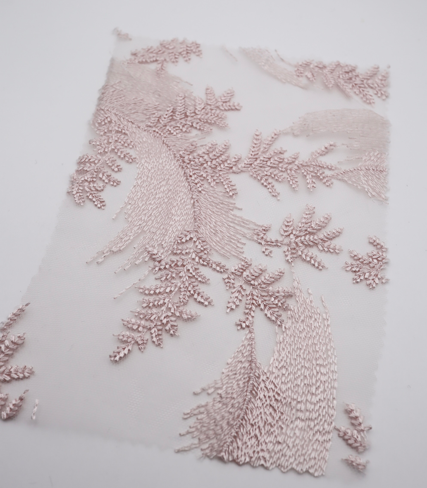 【25SS-385】スカラップ付きリーフ柄刺繍チュールレース　/0.5ｙあたり＝～1435円