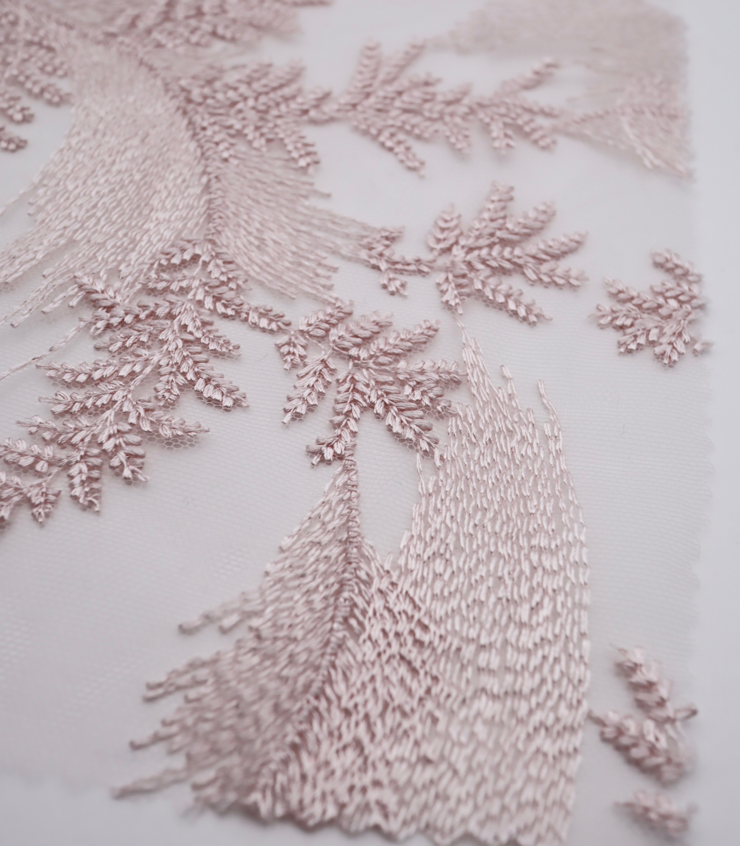 【25SS-385】スカラップ付きリーフ柄刺繍チュールレース　/0.5ｙあたり＝～1435円