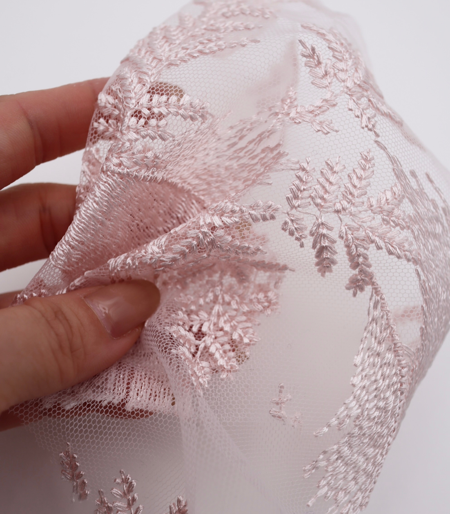 【25SS-385】スカラップ付きリーフ柄刺繍チュールレース　/0.5ｙあたり＝～1435円
