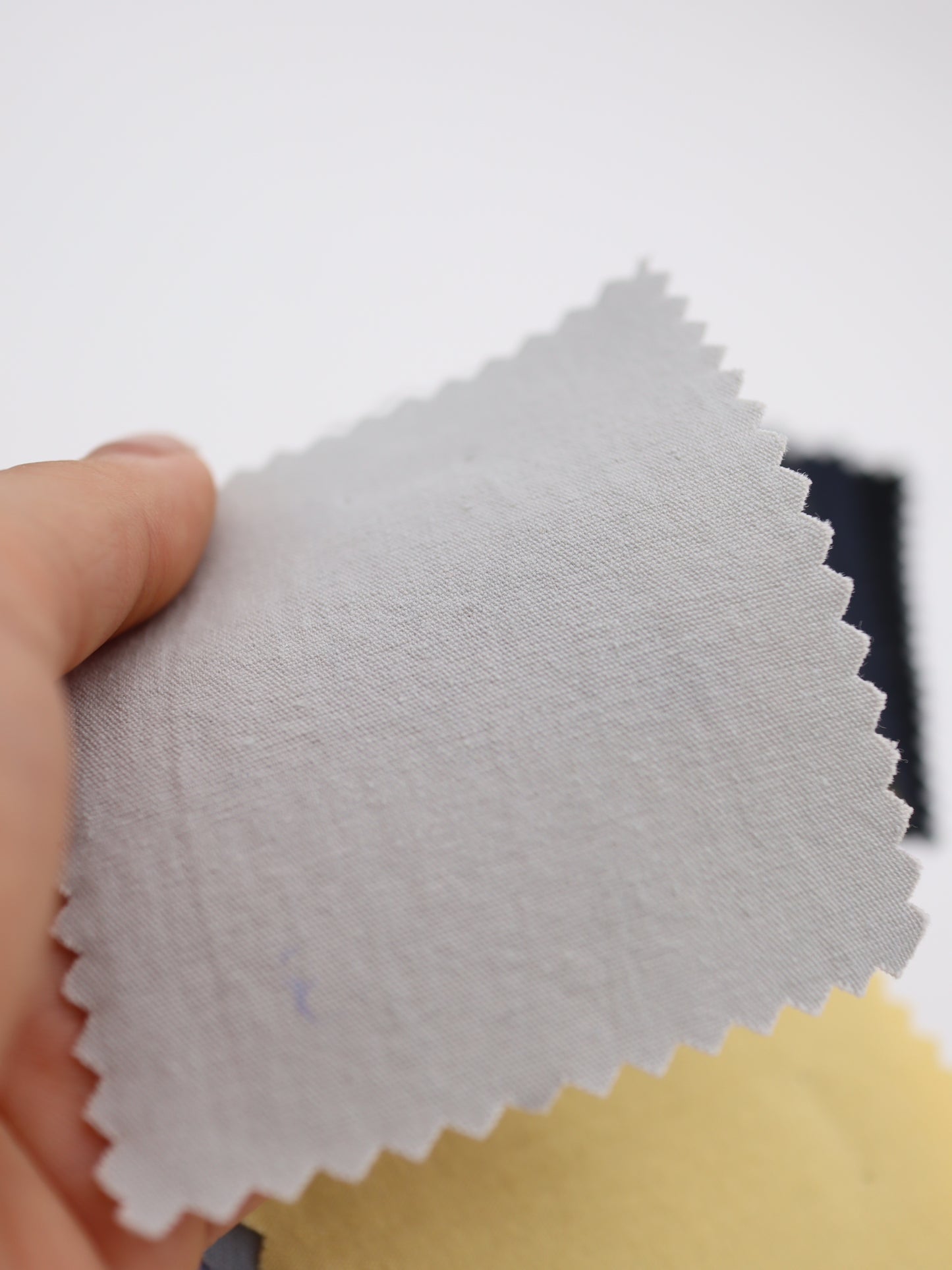 手に取った際の軽やかな風合い、サンプル製作前の質感チェック