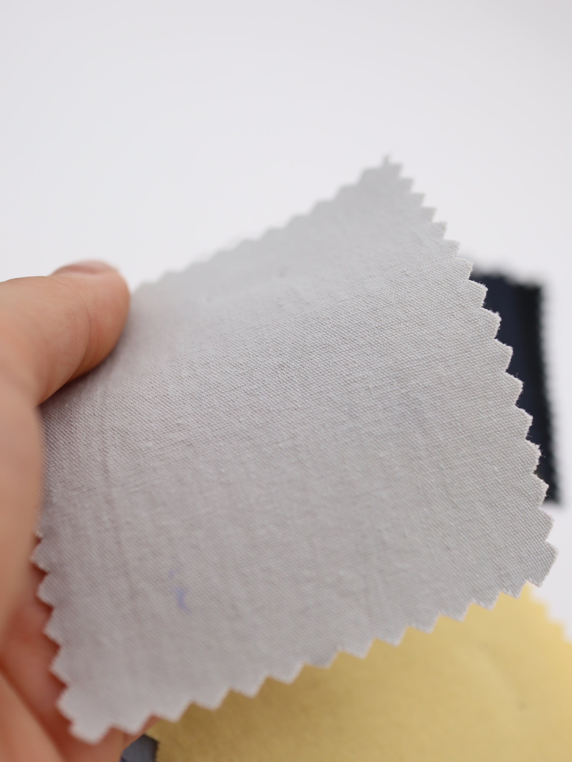 手に取った際の軽やかな風合い、サンプル製作前の質感チェック