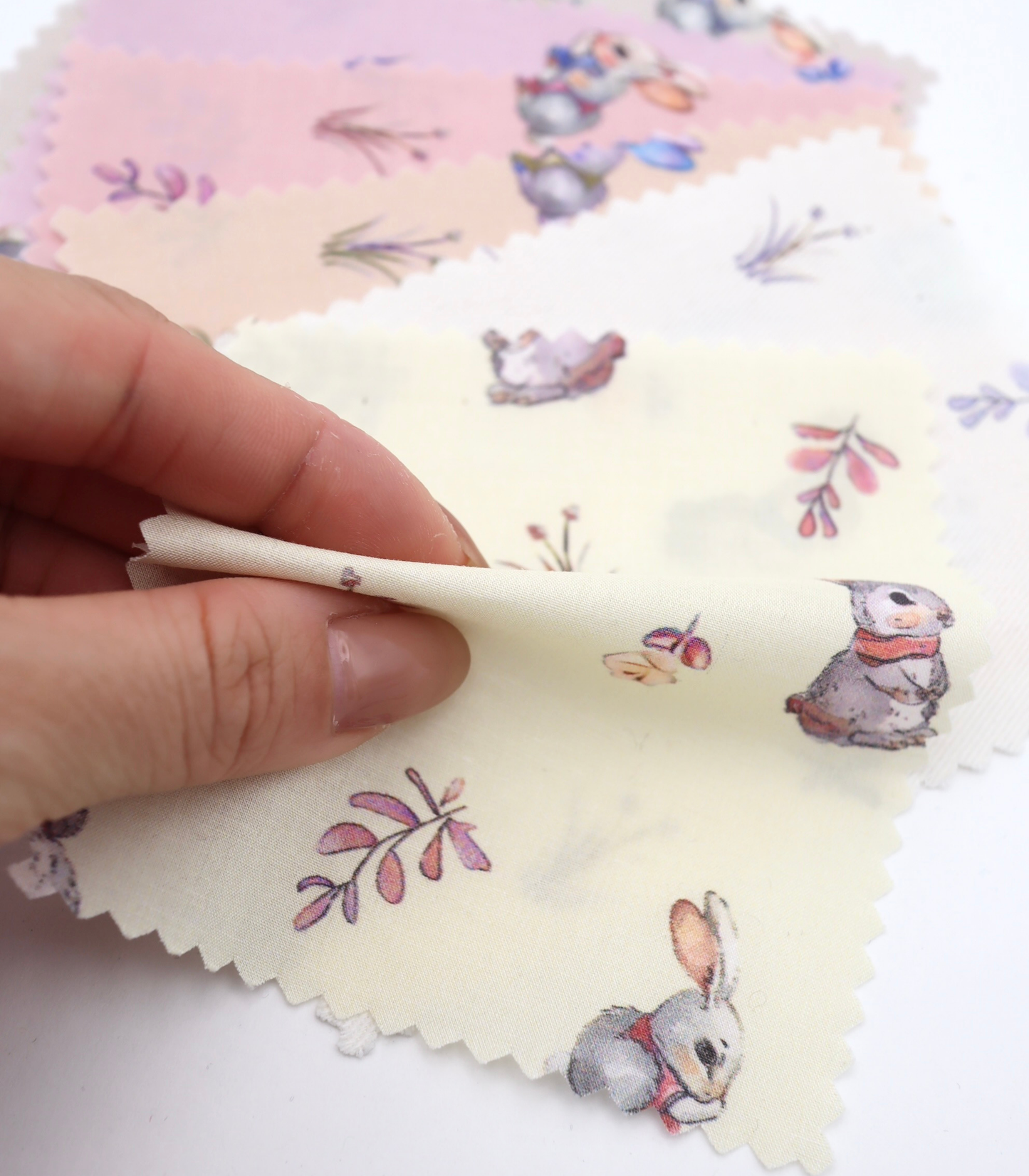 【25SS-405】うさちゃん×草花プリント綿ローン　/0.5ｙあたり=～850円