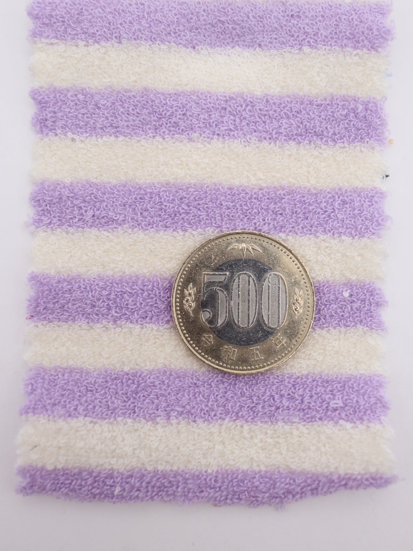 500円玉との比較で見るパイルの密度とネオンカラーの発色