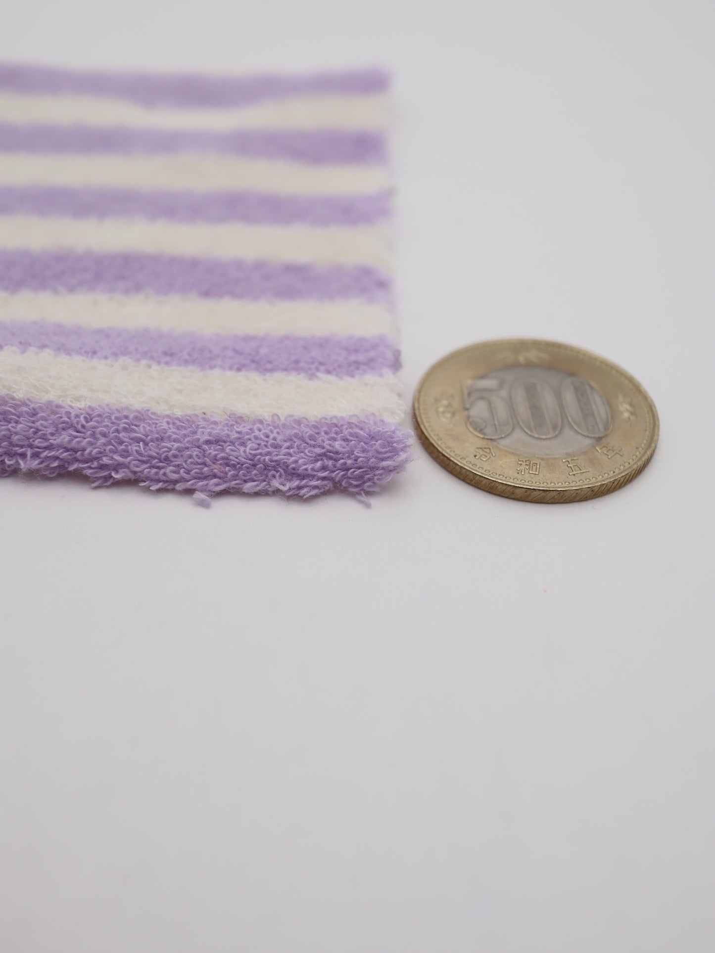500円玉との比較で見るパイルの密度とネオンカラーの発色
