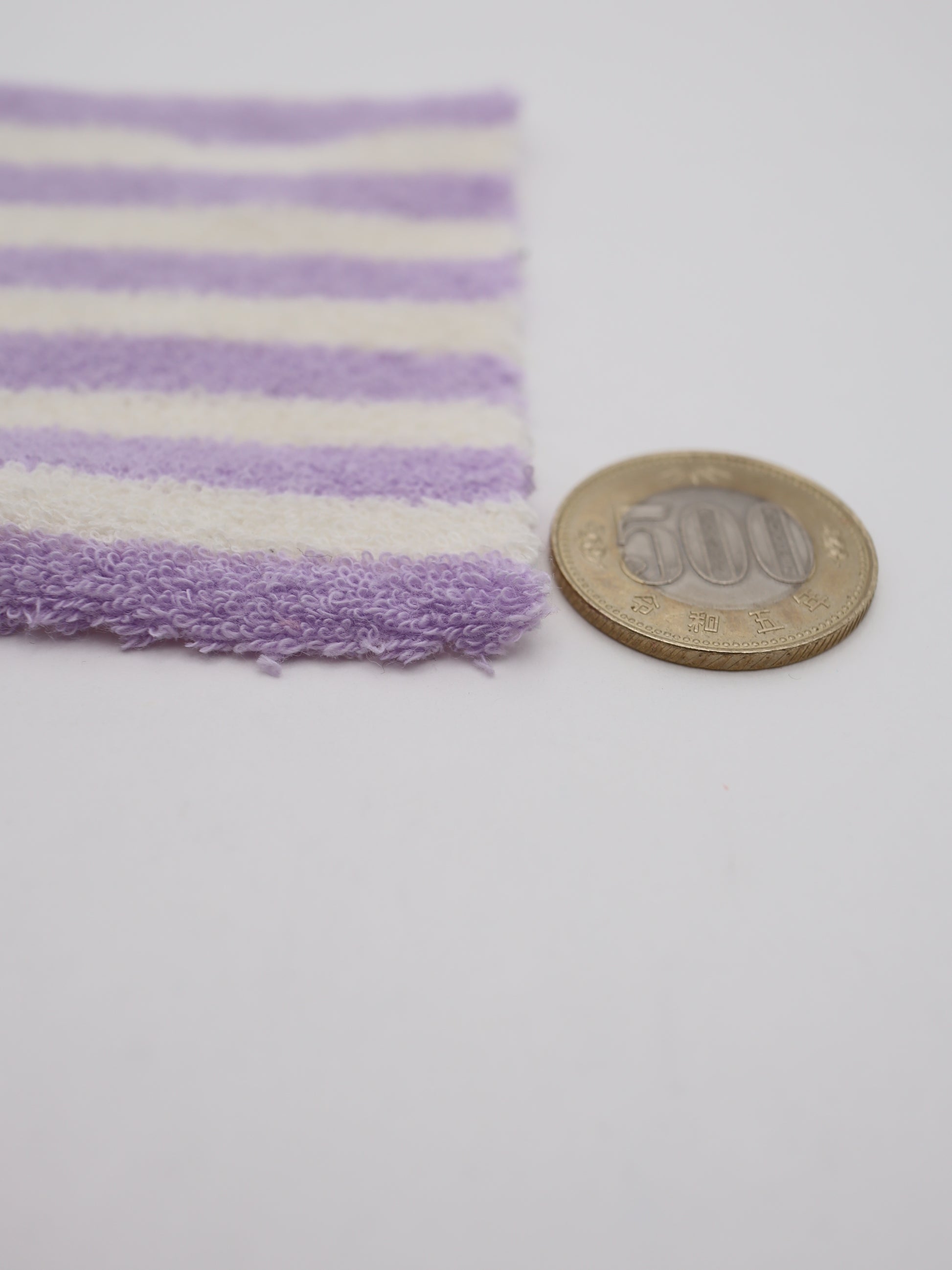 500円玉との比較で見るパイルの密度とネオンカラーの発色