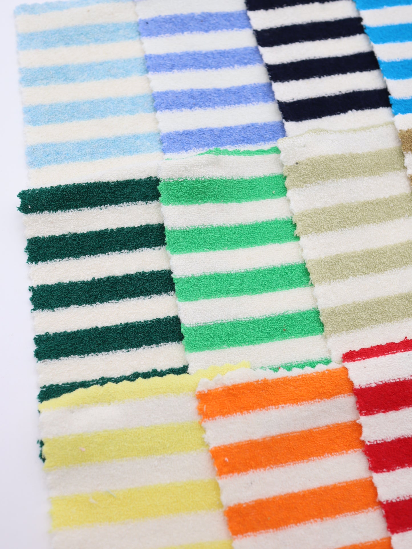 伸縮性のある綿ポリ混パイル、着脱しやすい犬服の製作に最適