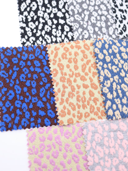 ヒョウ柄ふくれジャガードニット生地｜ぽこぽこ立体意匠｜ドッグウェア（犬服）・キッズ服向け｜26SS-155【生地仕入れ代行卸】
