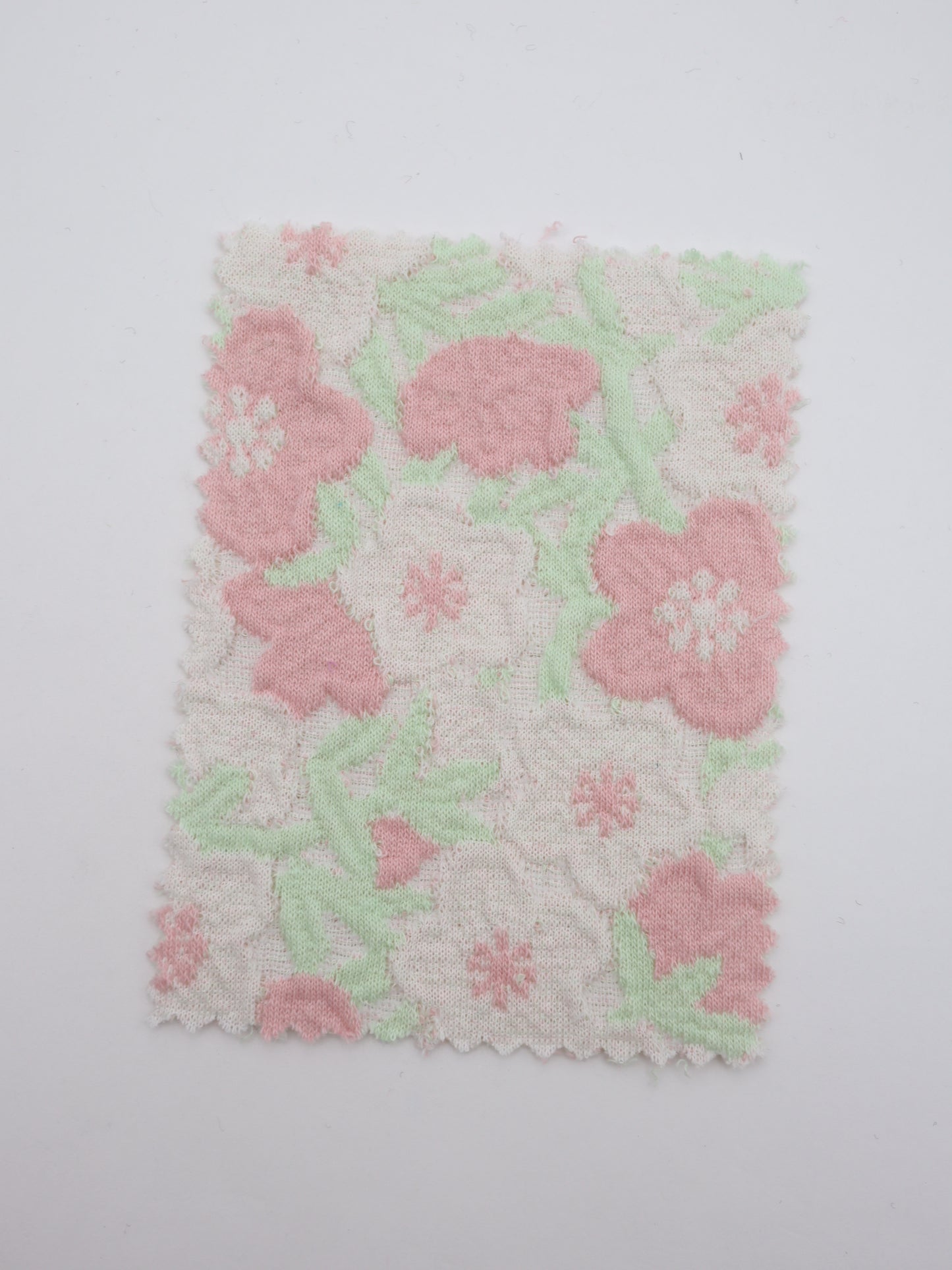 【生地 布】パステル花柄 ふくれジャガード 綿混ストレッチカットソー（表情豊かな立体感）｜26SS-061【生地の仕入れ代行卸】