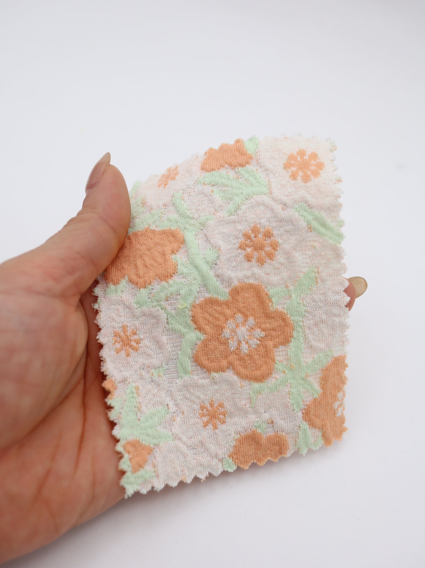 【生地 布】パステル花柄 ふくれジャガード 綿混ストレッチカットソー（表情豊かな立体感）｜26SS-061【生地の仕入れ代行卸】