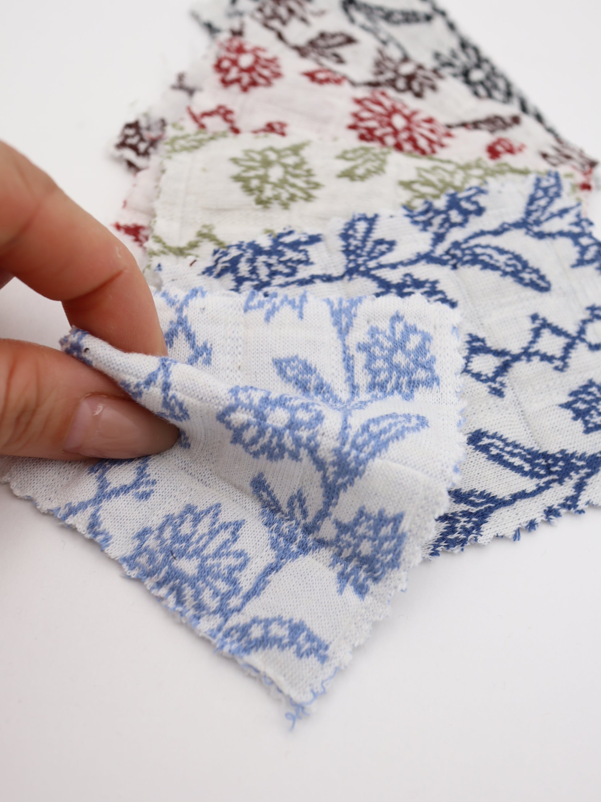 透け感のない肉厚な花柄刺繍生地、裏地なしアウターの量産に