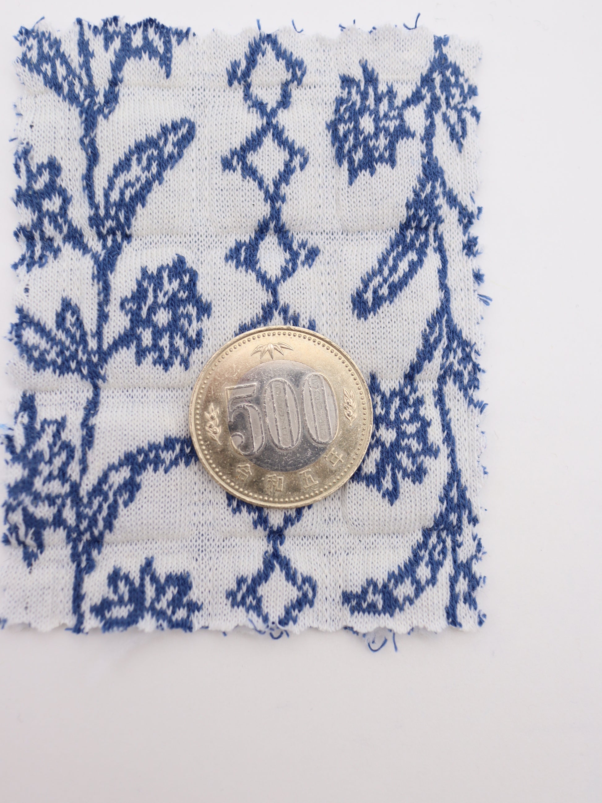 500円玉との比較で見るクロスステッチのサイズ感と刺繍の密度