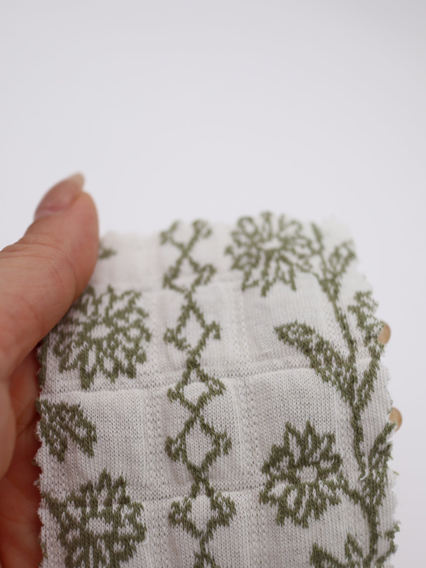 【生地 布】フォークロア調 花柄クロスステッチ風ジャガード 綿混キルト（ドッグウェア ベスト向き）｜26SS-069【生地仕入れ代行卸】
