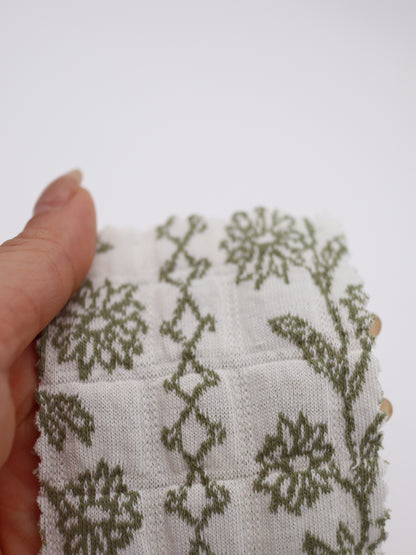【生地 布】フォークロア調 花柄クロスステッチ風ジャガード 綿混キルト（ドッグウェア ベスト向き）｜26SS-069【生地仕入れ代行卸】