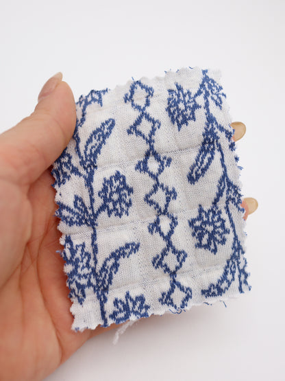 【生地 布】フォークロア調 花柄クロスステッチ風ジャガード 綿混キルト（ドッグウェア ベスト向き）｜26SS-069【生地仕入れ代行卸】