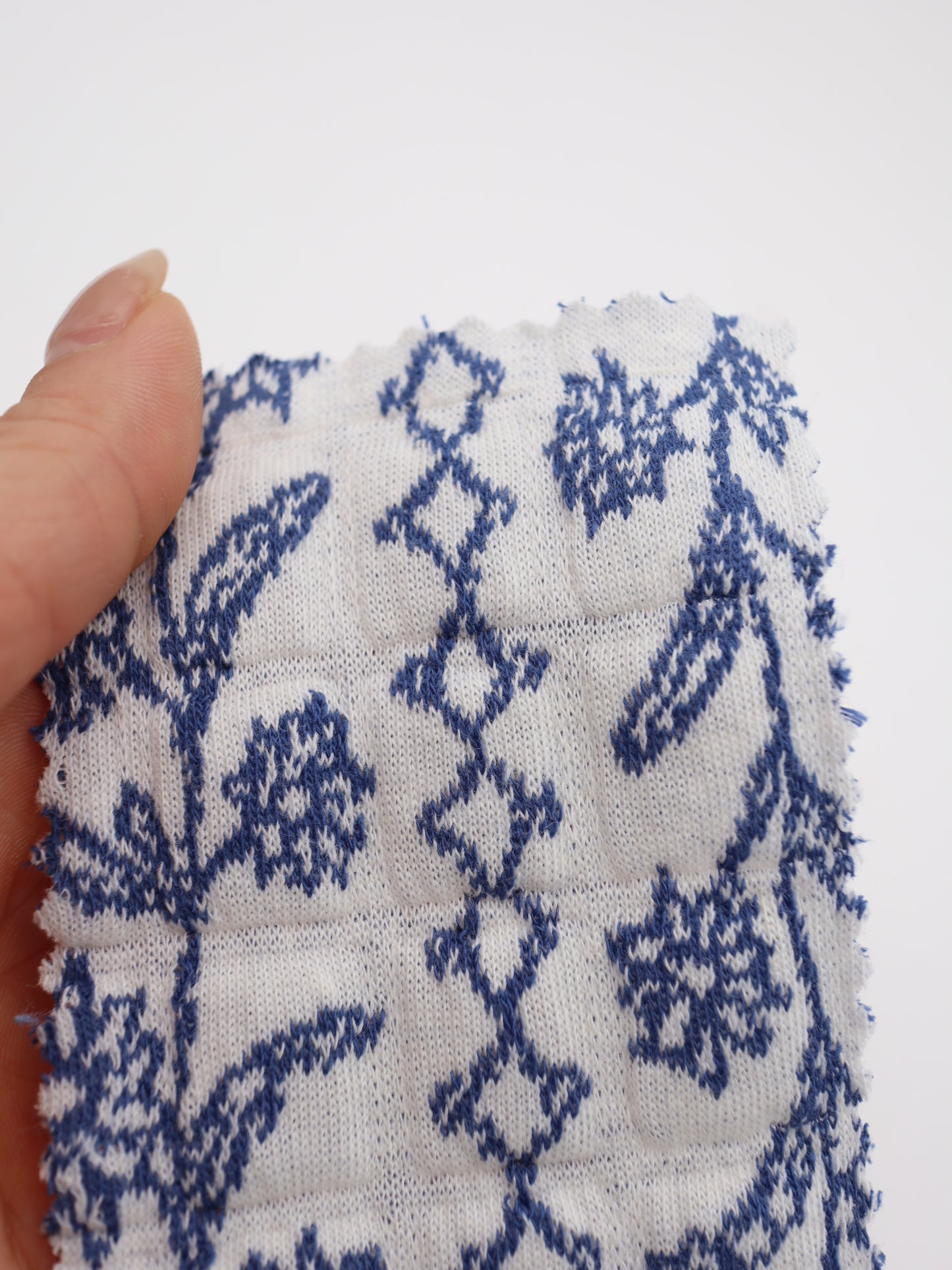【生地 布】フォークロア調 花柄クロスステッチ風ジャガード 綿混キルト（ドッグウェア ベスト向き）｜26SS-069【生地仕入れ代行卸】