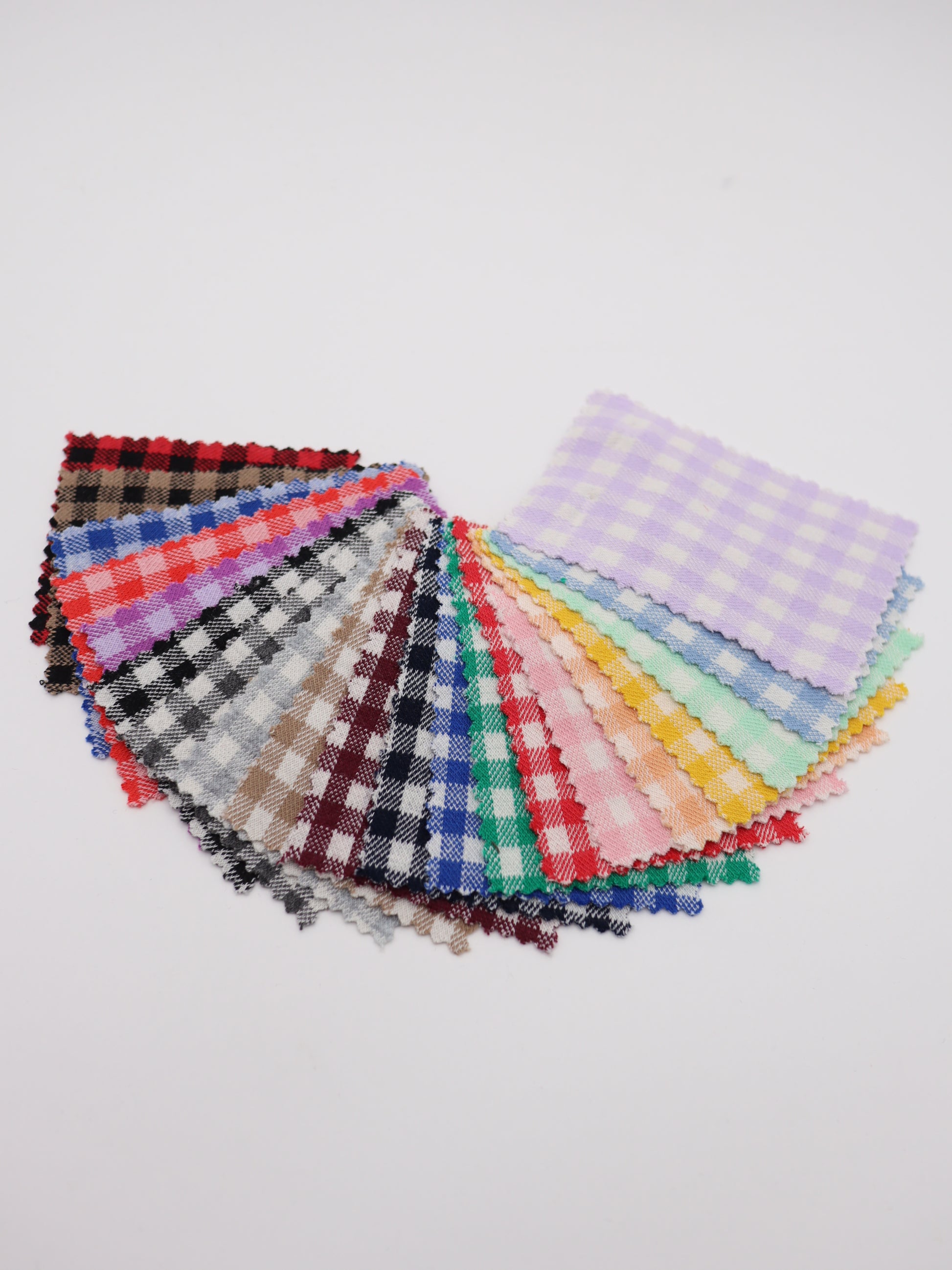 伸縮性に優れたポリウレタン5%混のチェック生地、犬服タンクトップの製作に