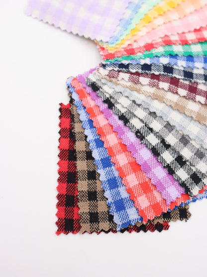 透け感のない中肉厚のジャガード素材、裏地なしセットアップの量産に