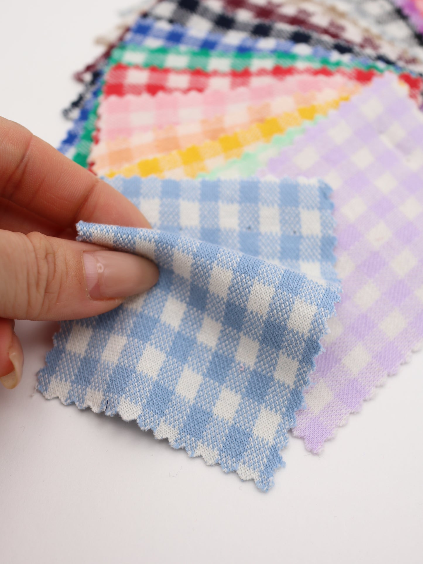 キックバックの強いストレッチジャージー、型崩れしにくいプロ仕様の布地