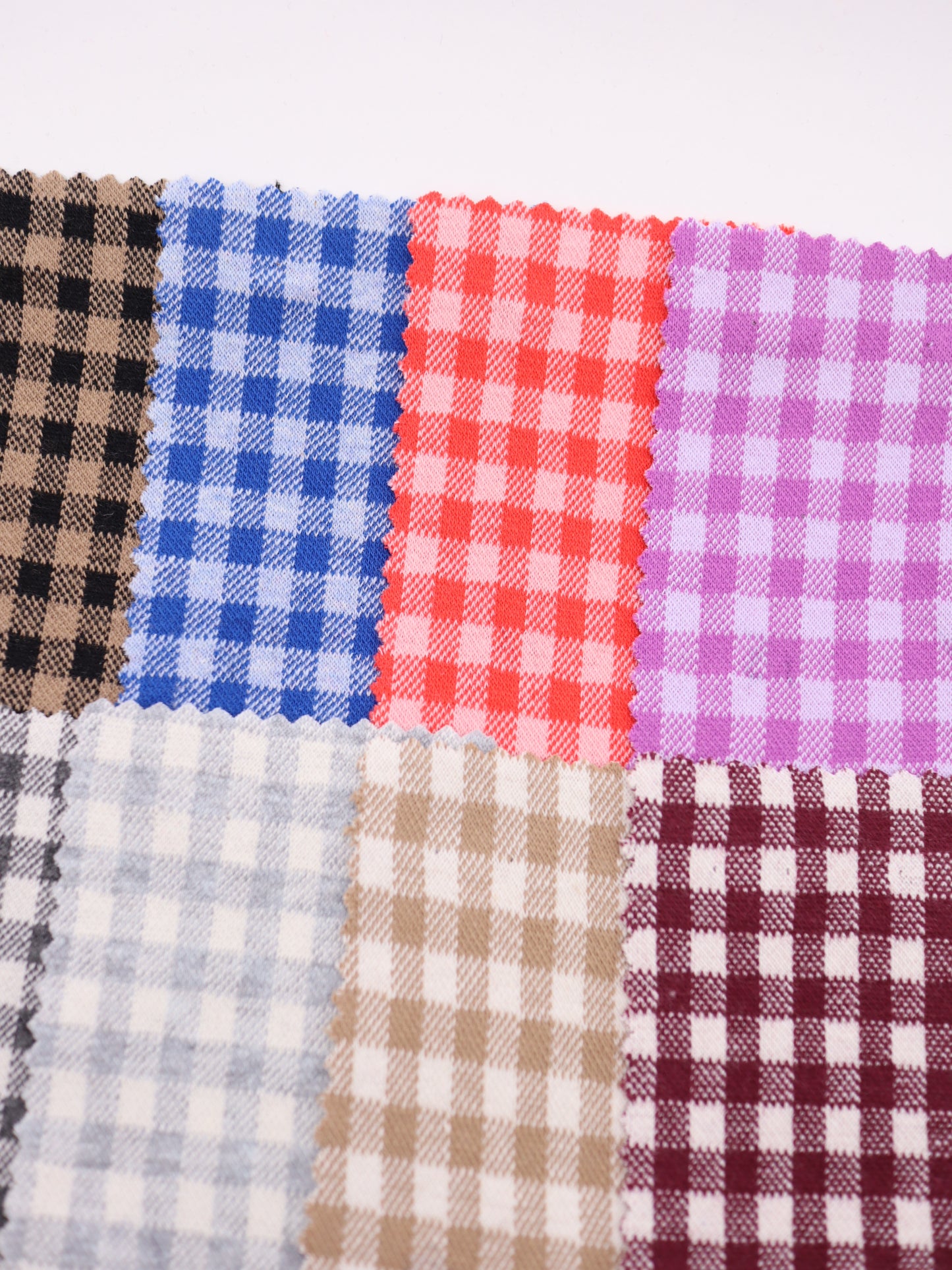 20色の豊富な色彩が並ぶ、ギンガムチェック柄ジャガードのカラーパレット