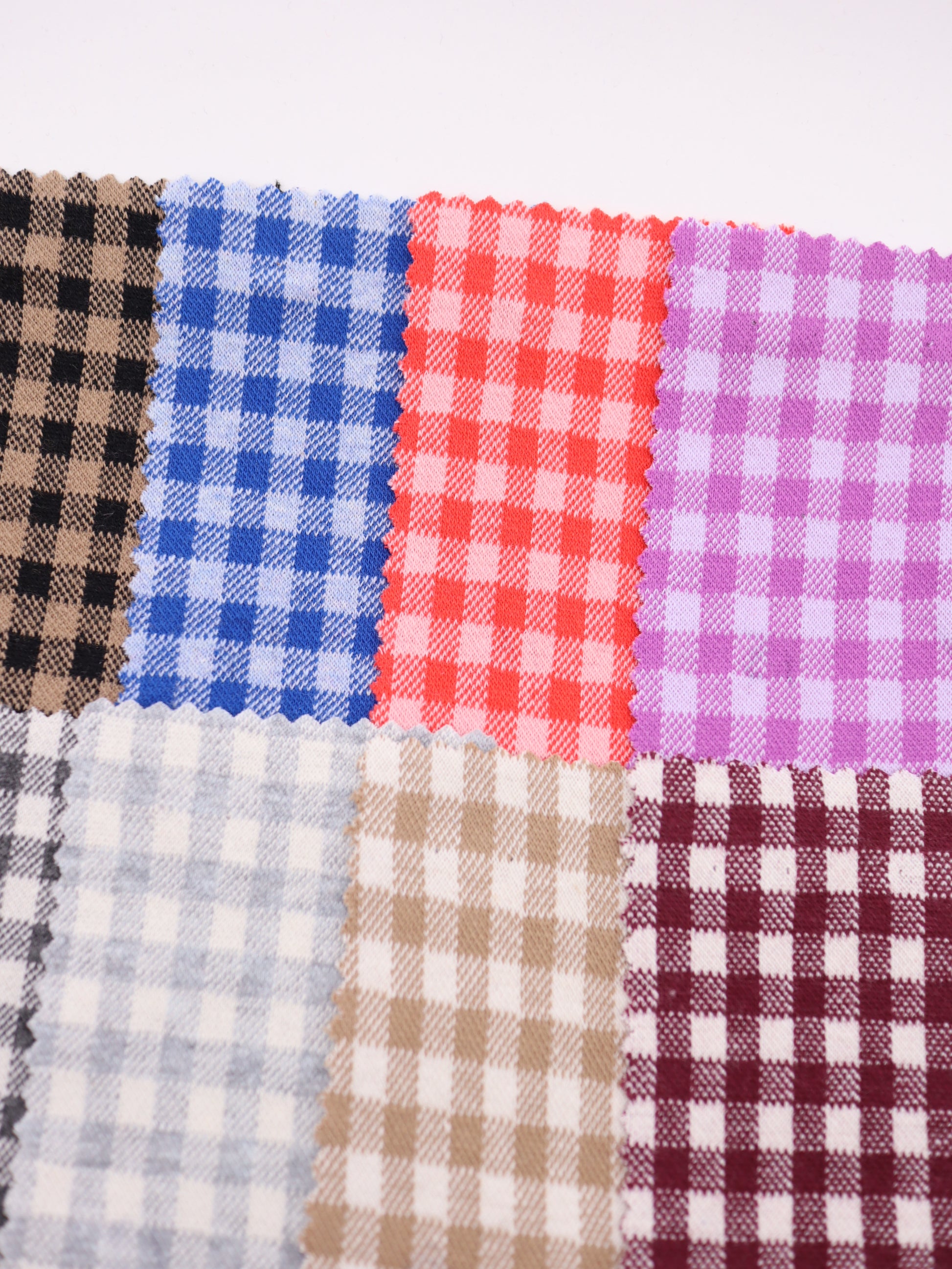 20色の豊富な色彩が並ぶ、ギンガムチェック柄ジャガードのカラーパレット